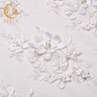 A tela floral branca bonita do laço 3D perlou o poliéster solúvel em água