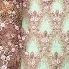 A flor 3D cor-de-rosa bordou a tela do laço para vestidos de casamento