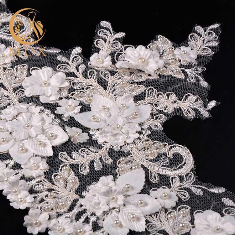 O bordado branco da guarnição do laço da flor 3D do vestuário personalizou o nylon do tamanho 80%